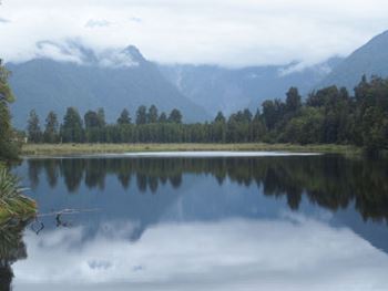 Australien und Ozeanien - Neuseeland - Glasklarer See mit Bergen im Hintergrund